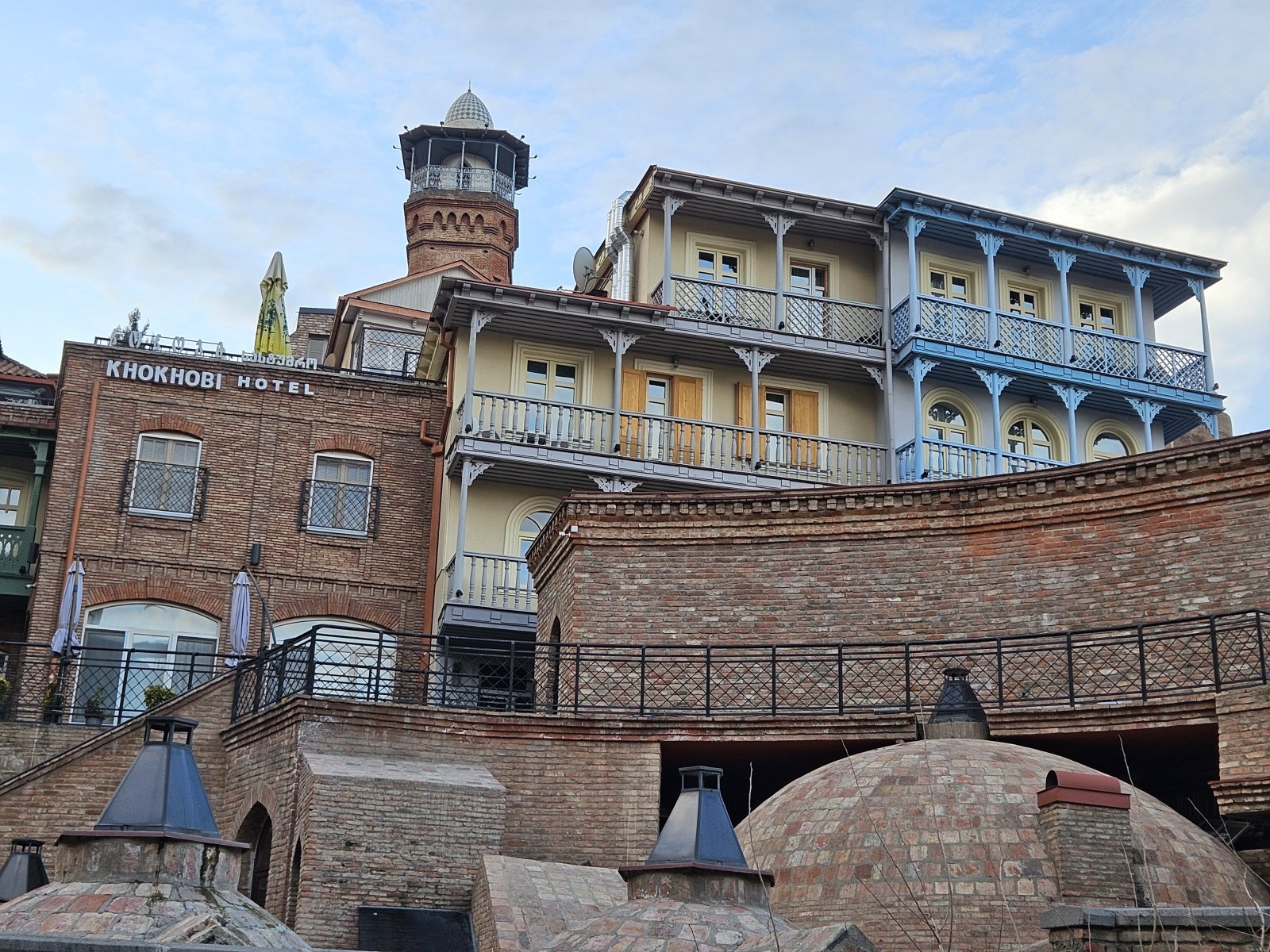 Abanotubani Tbilisi — cúpulas de ladrillo de los baños de azufre